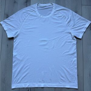 Lululemon Metal Vent Tech Short Sleeve.
Size L